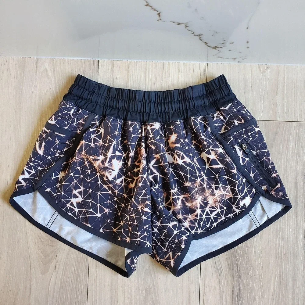 Lululemon Tracker Shorts III Womens XS 4 Black Star Crushed Mid Rise 4